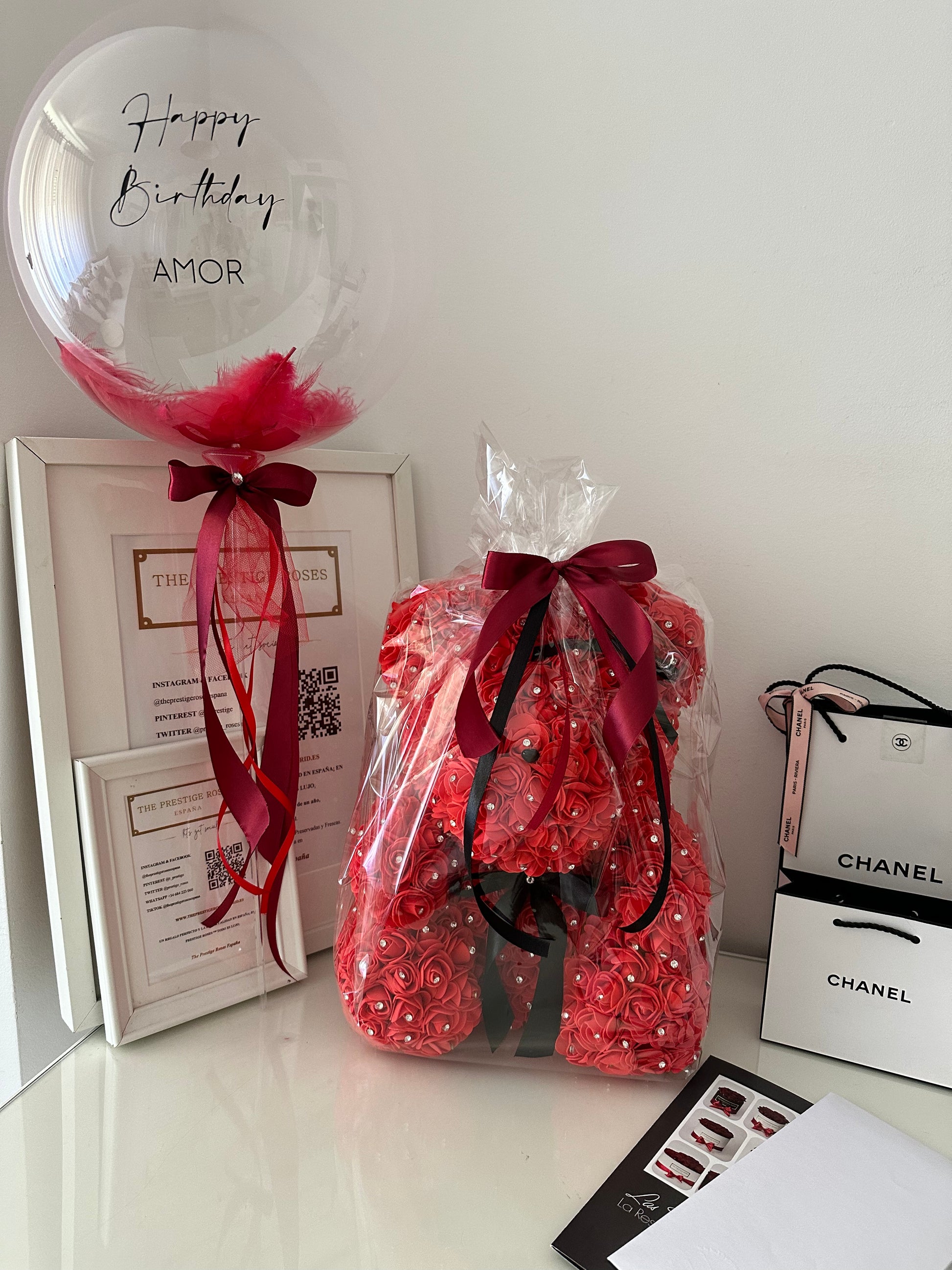 Set de regalo con Oso de rosas, globo personalizado, embalaje y fresas bañadas en chocolate