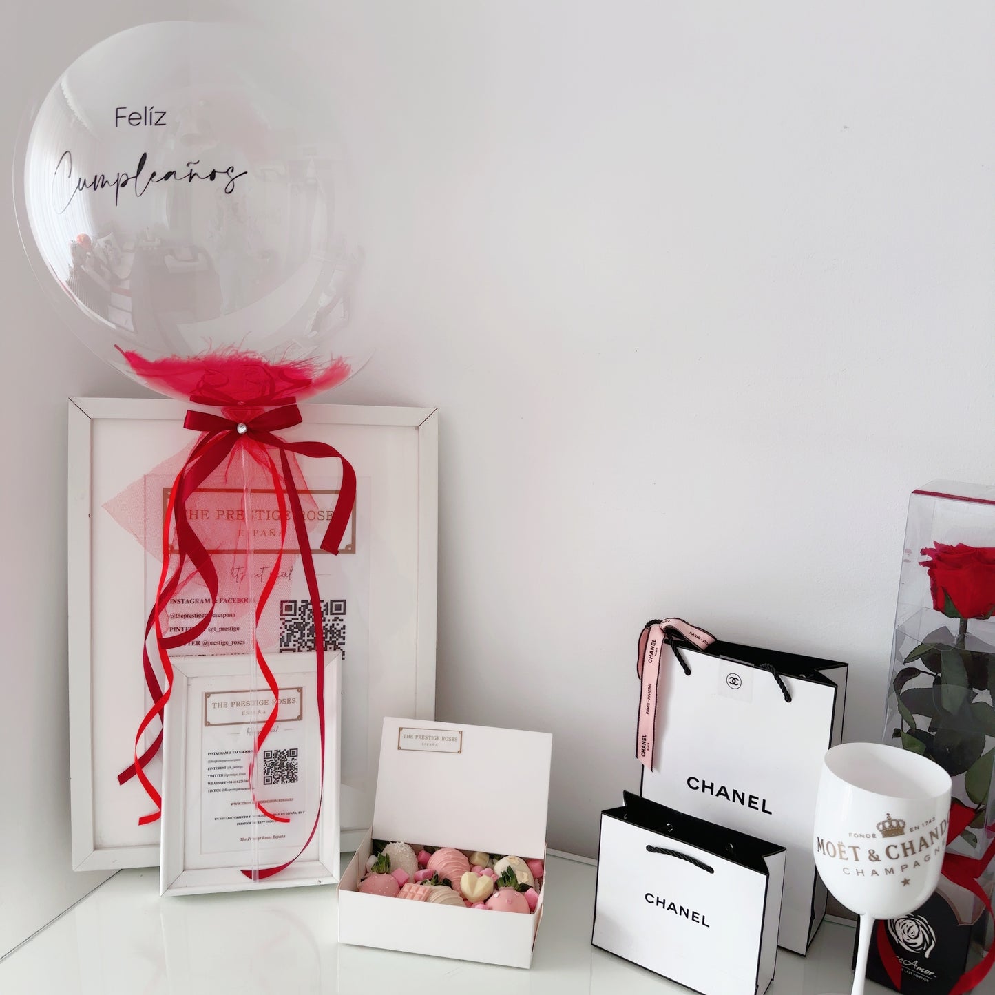 Set de Lujo Exclusivo: Rosas Preservadas, Fresas bañadas en chocolate premium y Globo Personalizado