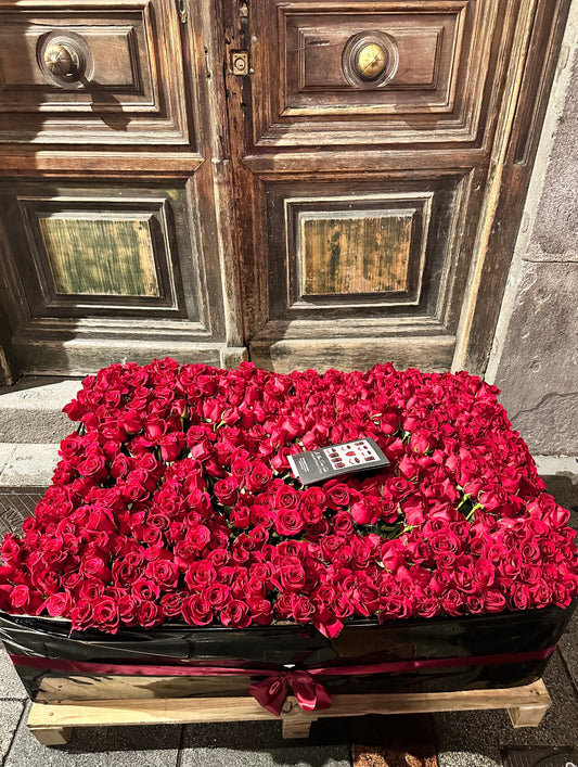 Elegancia y Encanto Puro en la Caja de 700 o mas rosas roja frescas a domicilio en Madrid