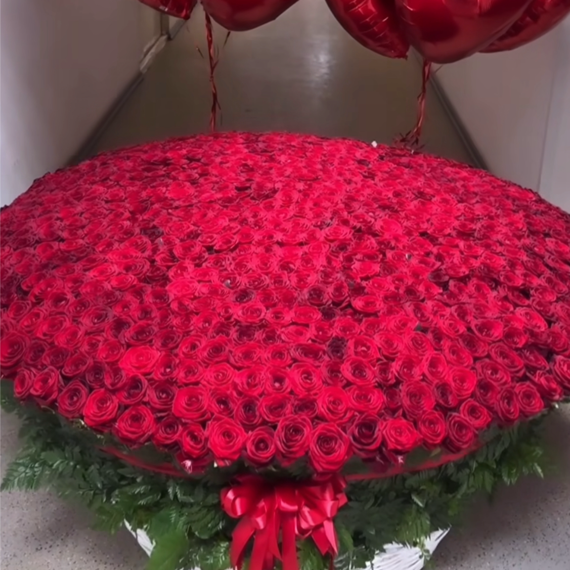 Set de Canasta con Rosas Frescas y Globos Helio Entrega a Domicilio en Madrid