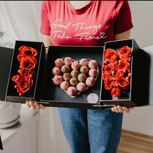 Caja I LOVE YOU con fresas bañadas en chocolate y flores frescas