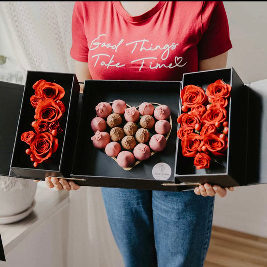 Caja I LOVE YOU con fresas bañadas en chocolate y rosas preservadas naturales