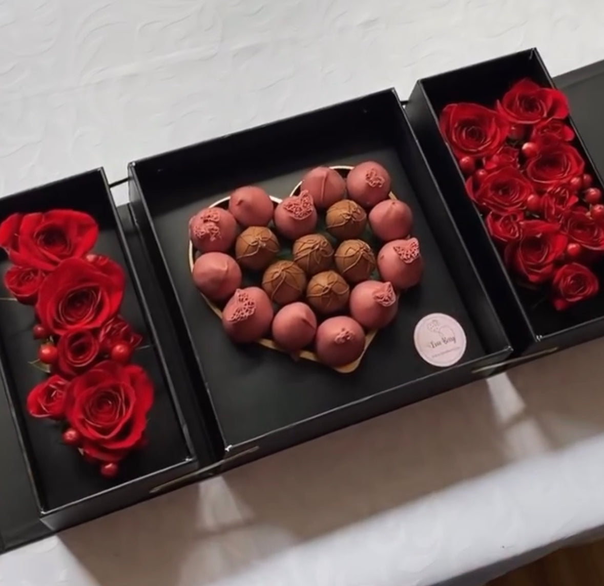 Caja I LOVE YOU con fresas bañadas en chocolate y rosas preservadas naturales