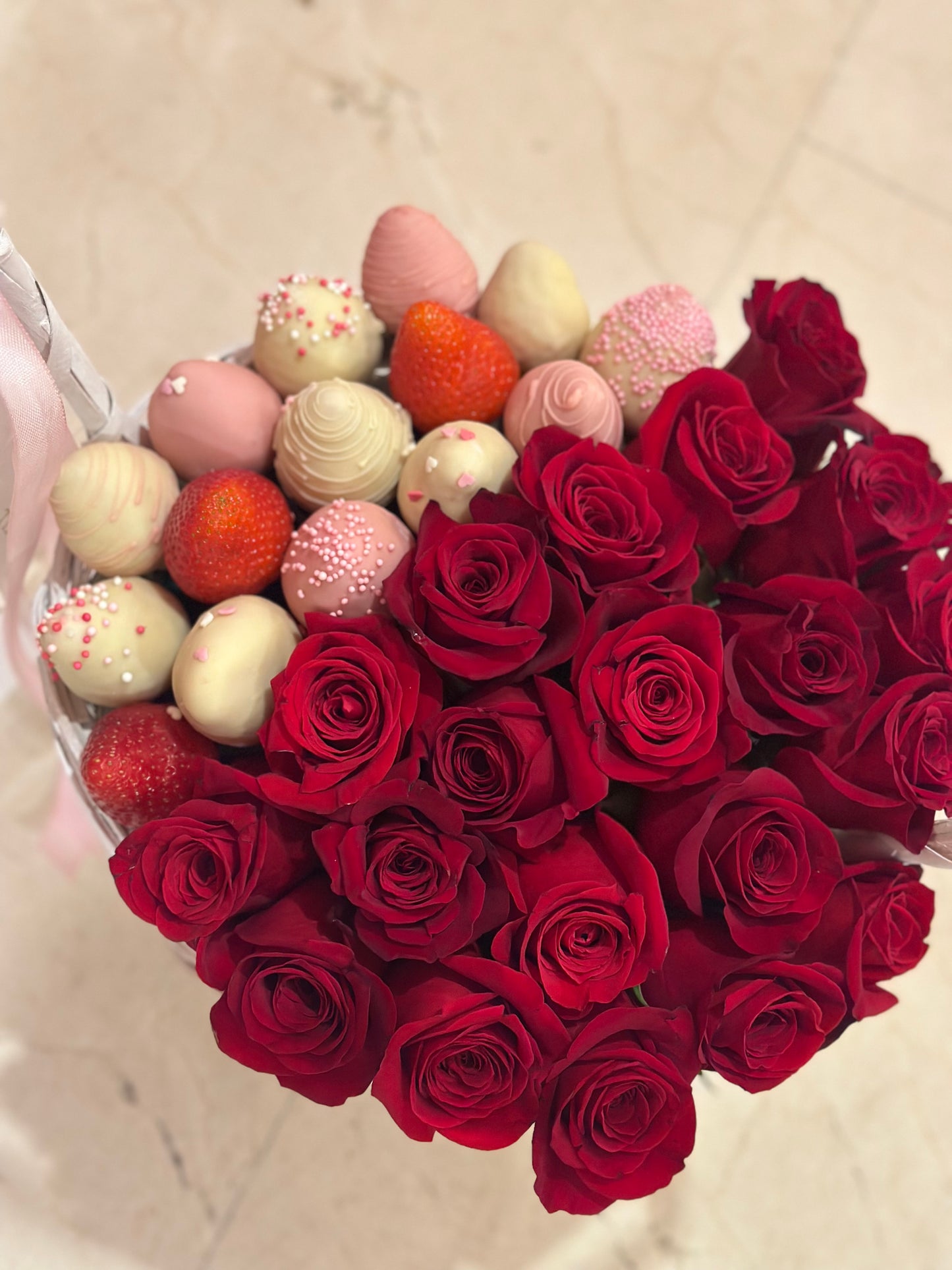 Caja de Rosas Frescas con Fresas bañadas en chocolate