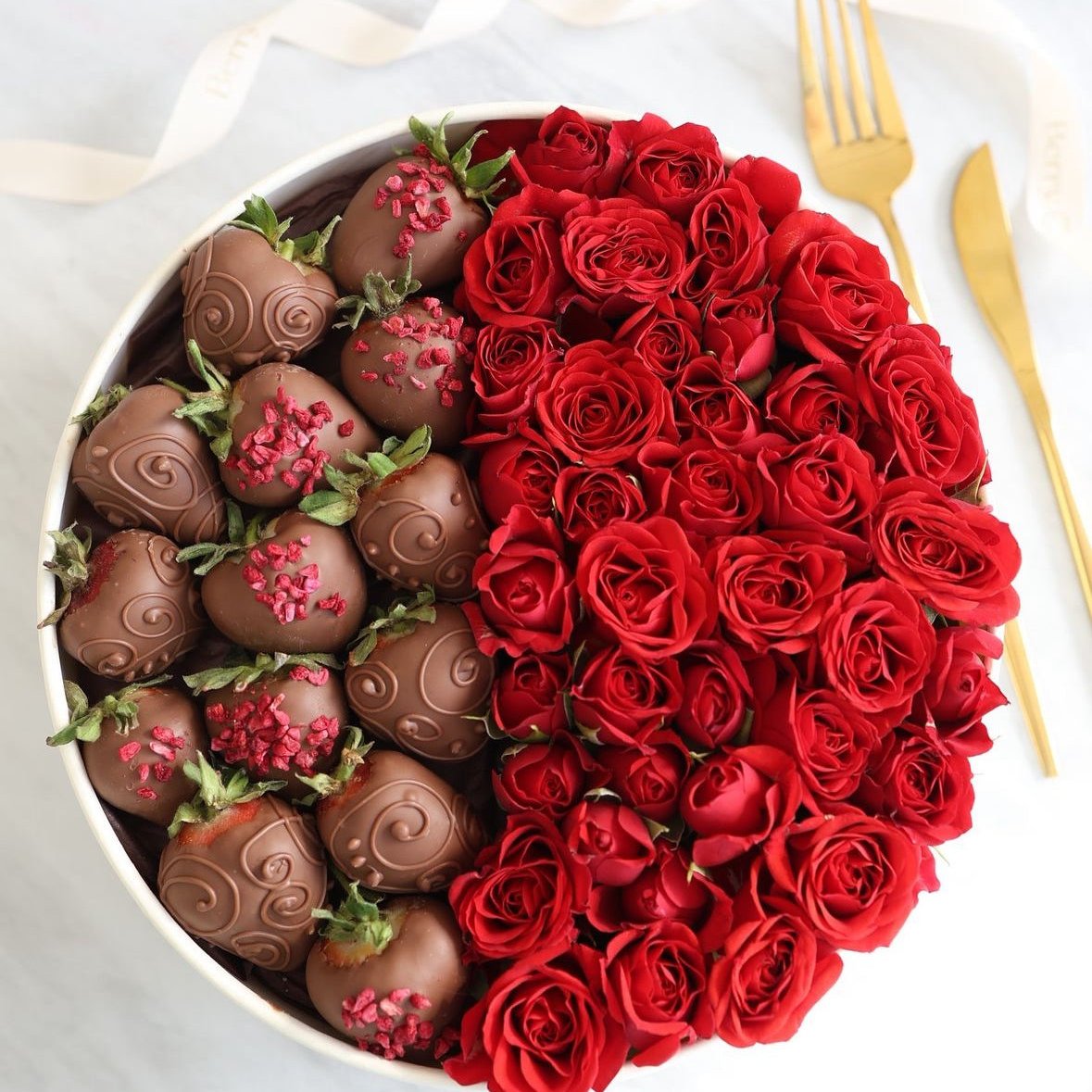 Caja de Rosas Frescas con Fresas bañadas en chocolate