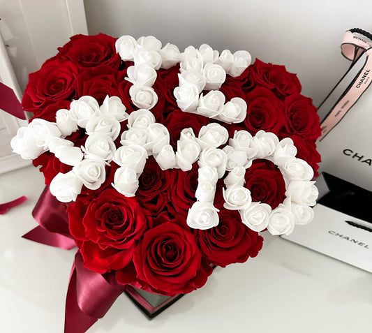 Caja de rosas eternas rojas con personalización “Te Amo” en letras blancas, regalo romántico ideal para San Valentín.