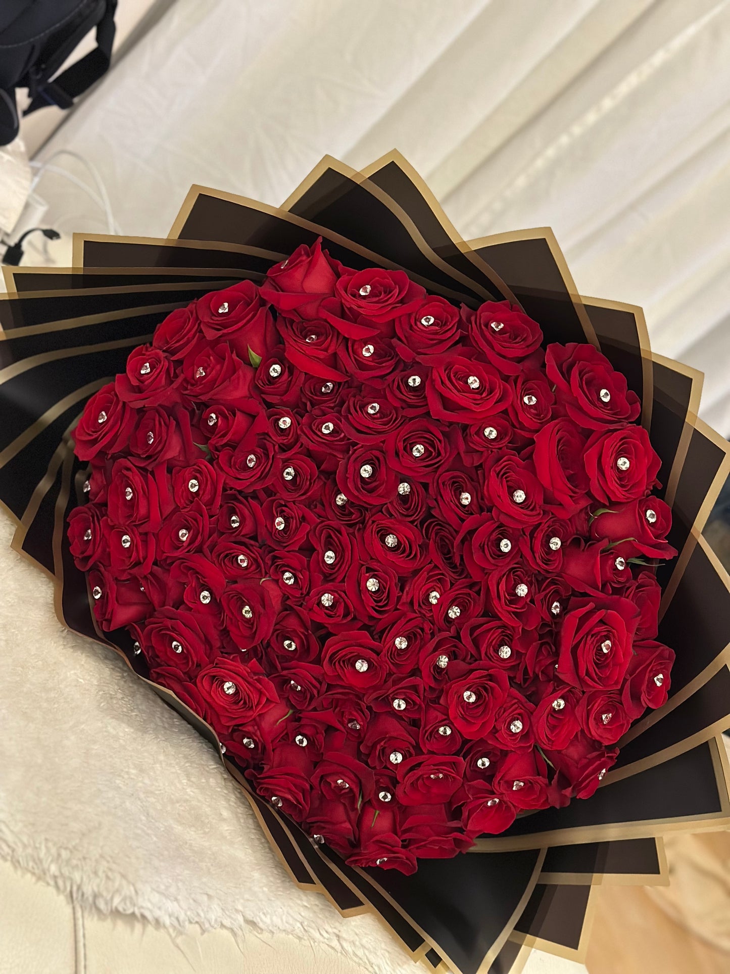 Un Toque de Glamour: Ramo de Rosas Frescas con Diamantes Brillantes Swarovsky