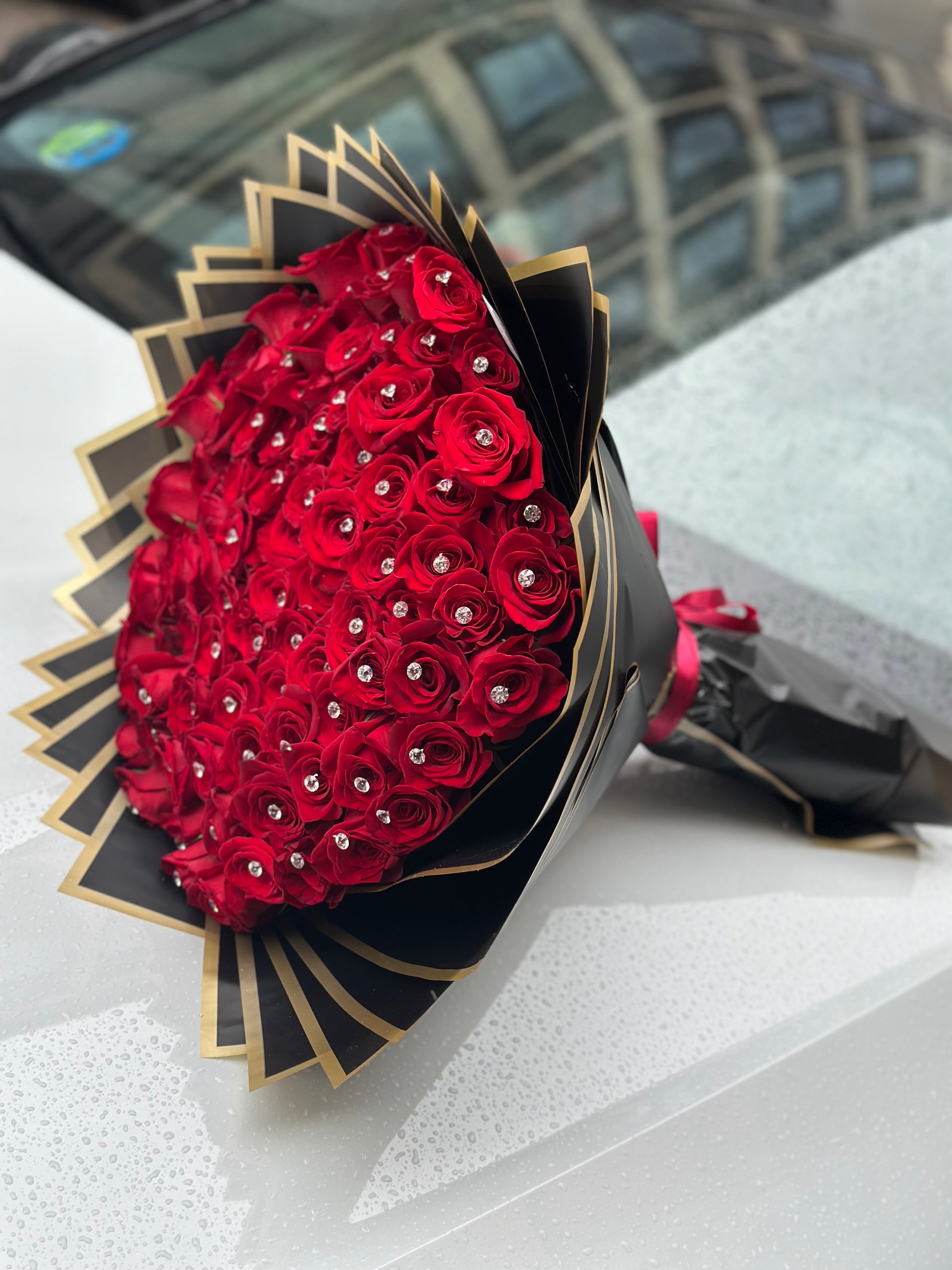 Ramo de lujo con 100 rosas rojas frescas y detalles de diamantes, perfecto para regalos exclusivos