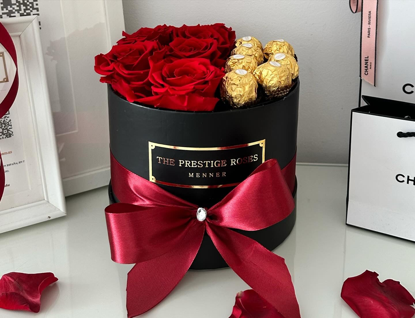 Caja de rosas frescas con Ferrero y globo corazón