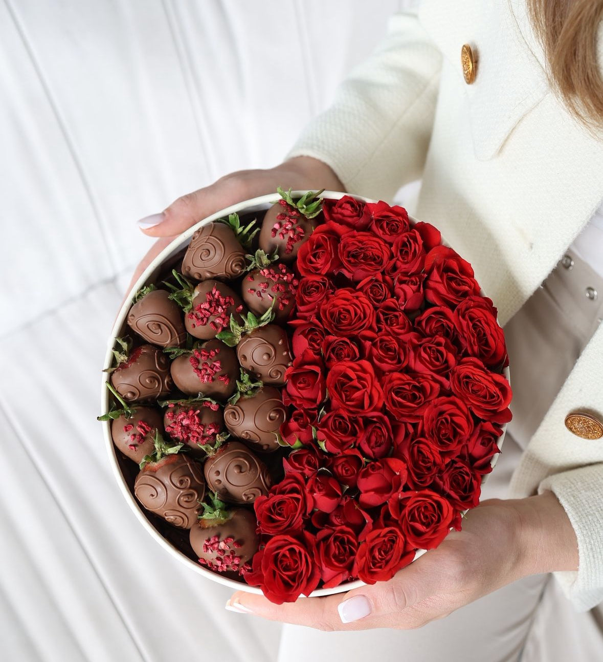 Caja de Rosas Frescas con Fresas bañadas en chocolate