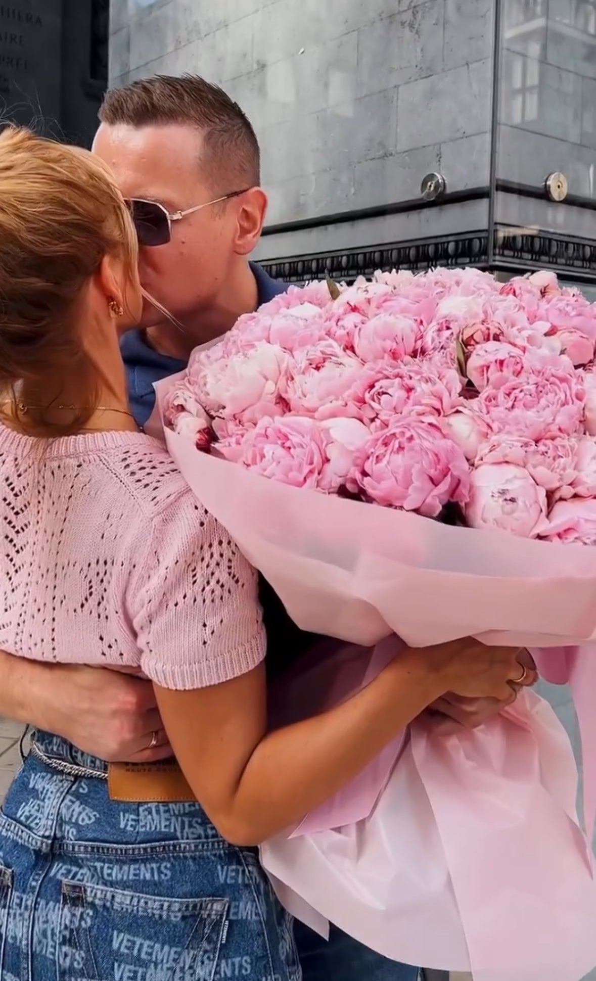 Peonías en tonos pastel y vibrantes, perfectas para un regalo elegante