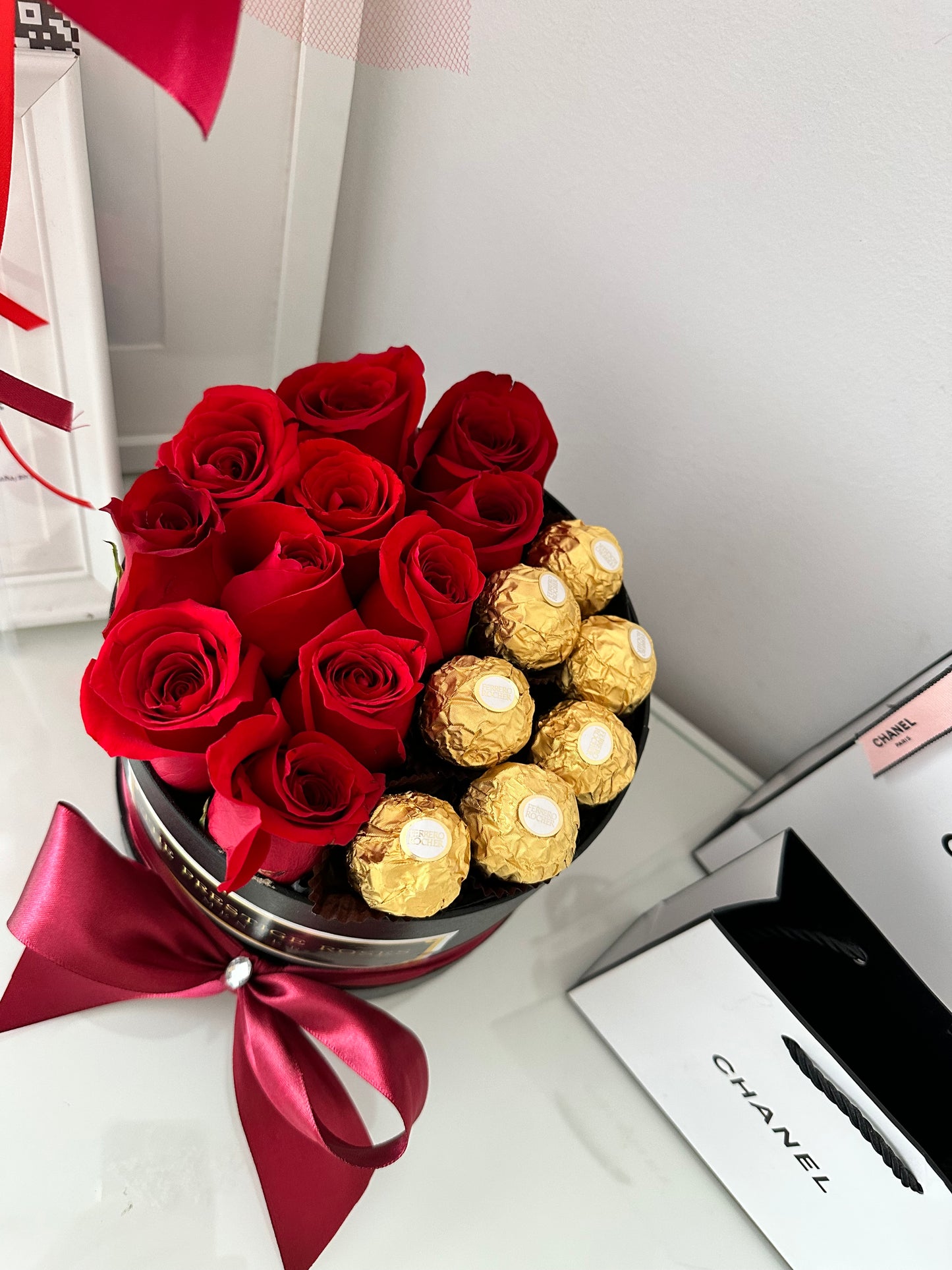 Caja de Rosas Frescas con chocolate Ferrero Love