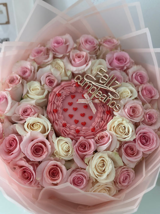 Tarta floral comestible ‘Dulce Pétalo - Flor Cake’ Cake Bouqet decorada con rosas naturales en tonos rosados y blancos, presentada sobre una base elegante