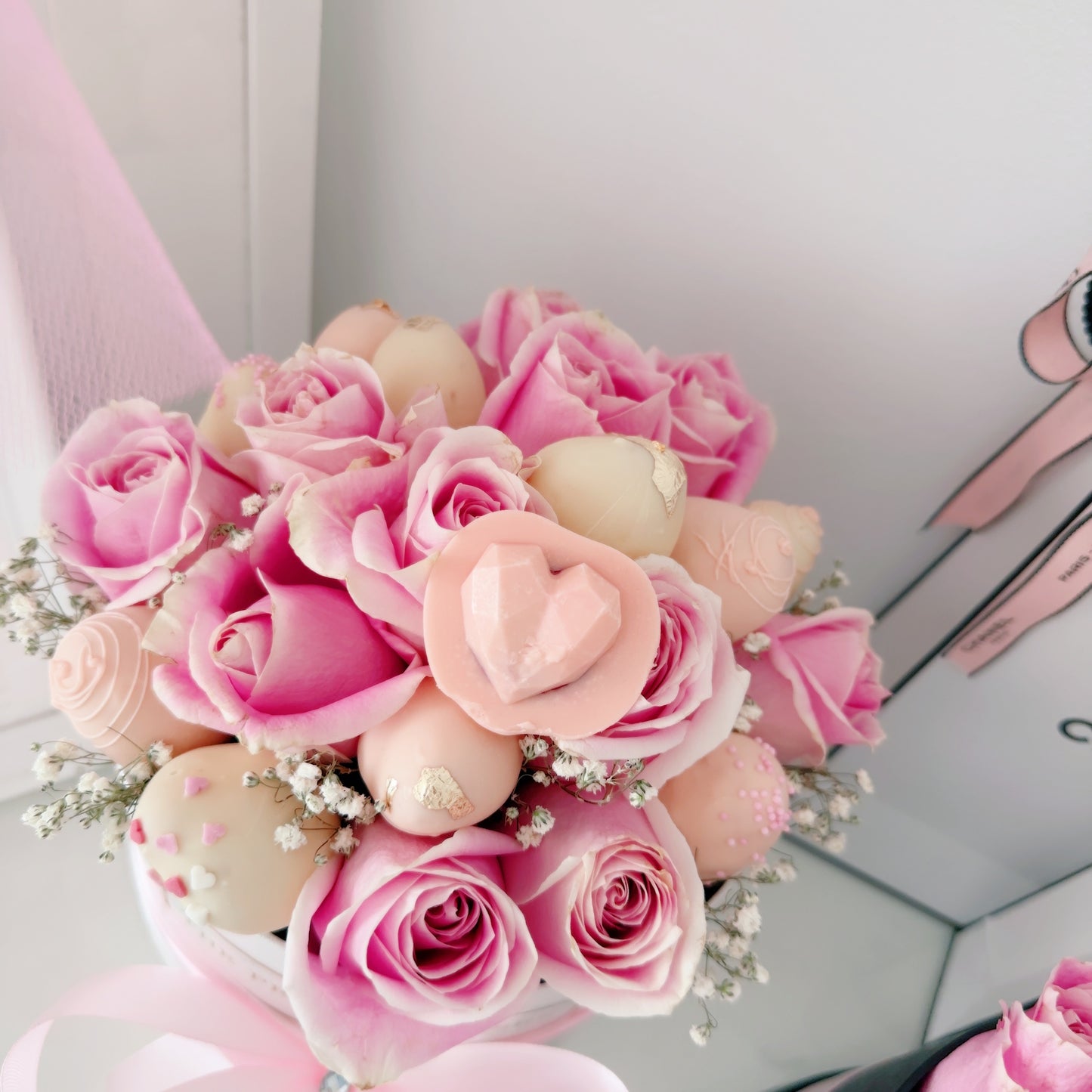 Caja de Rosas Frescas con Fresas cubiertas con chocolate