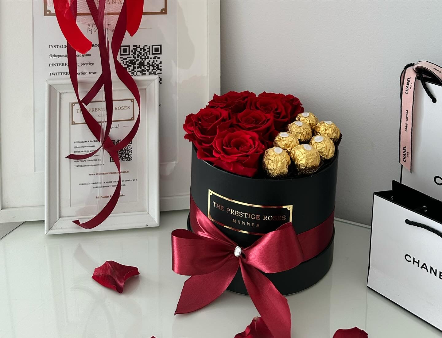 Caja de rosas frescas con Ferrero y globo corazón