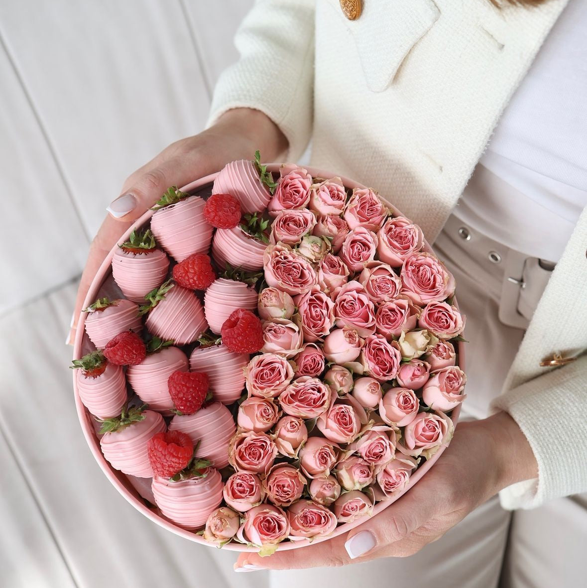 Caja de Rosas Frescas con Fresas bañadas en chocolate