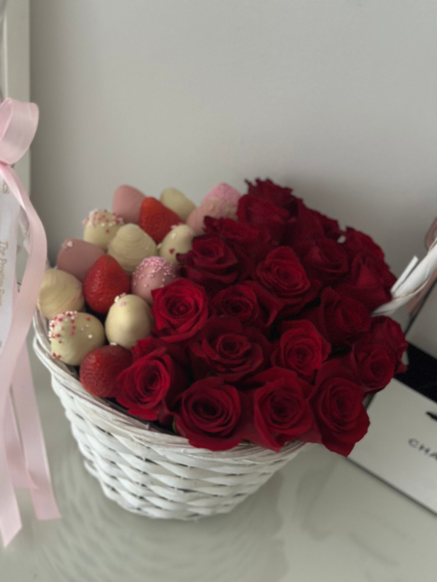 Caja de Rosas Frescas con Fresas bañadas en chocolate