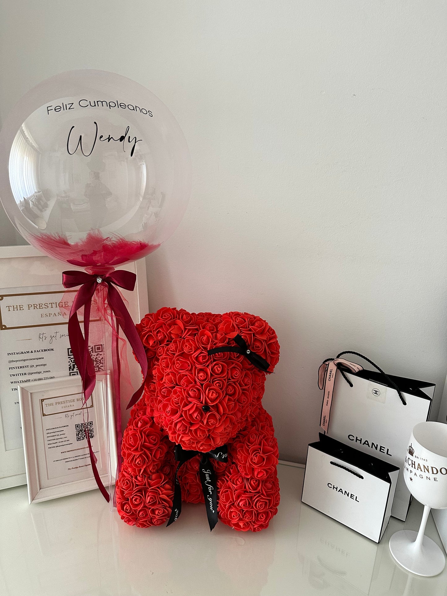 Set de regalo con Oso de rosas, globo personalizado, embalaje y fresas bañadas en chocolate