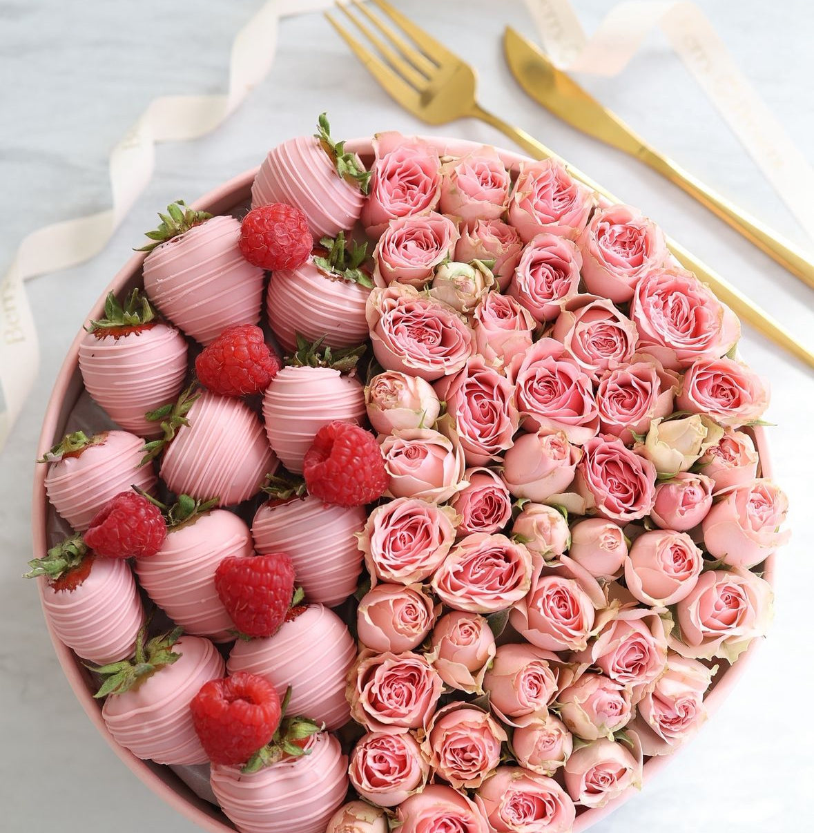 Caja de Rosas Frescas con Fresas bañadas en chocolate