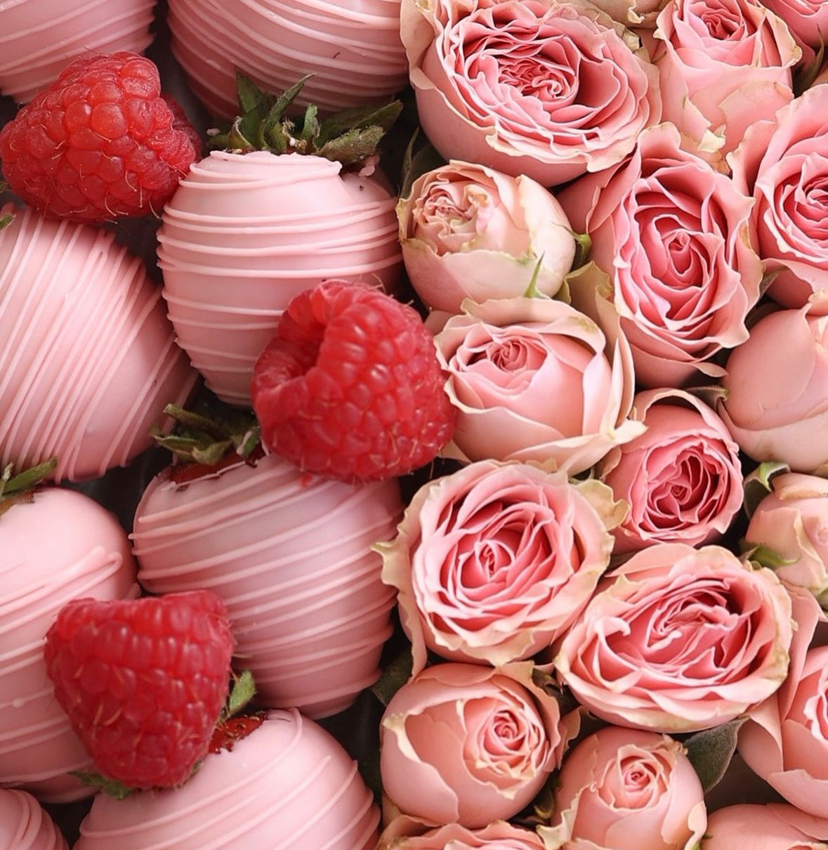 Caja de Rosas Frescas con Fresas bañadas en chocolate