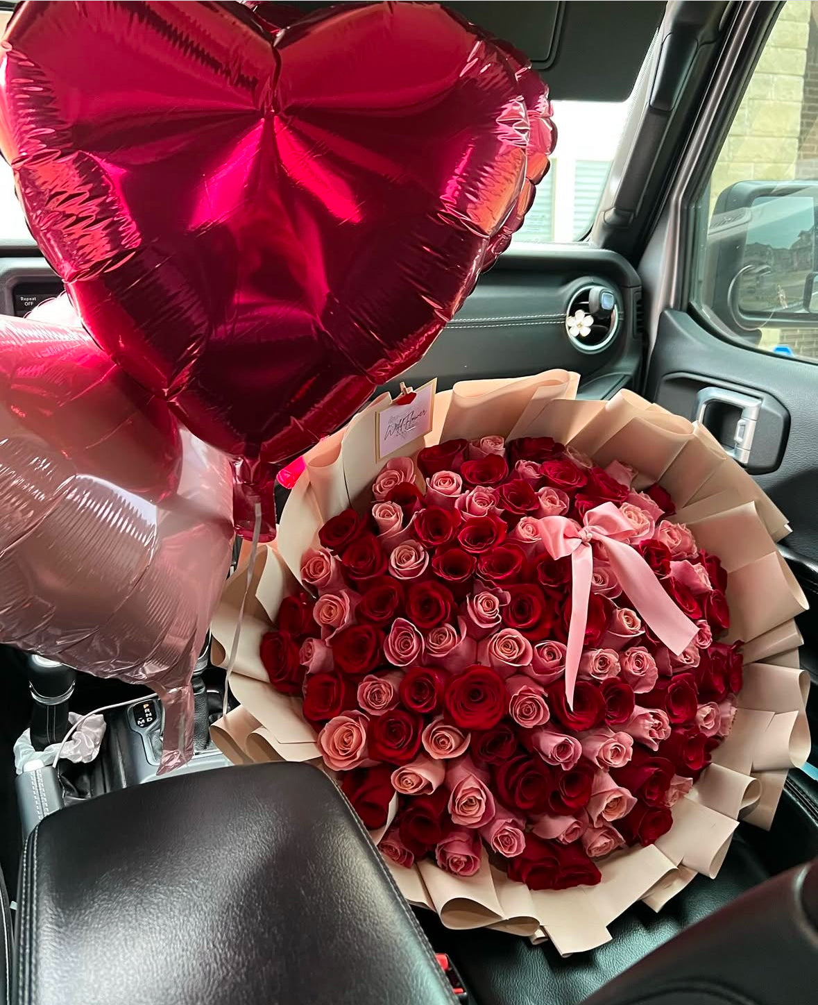 Regalo de lujo: ramo de 100 rosas frescas con entrega en 2h en Madrid”