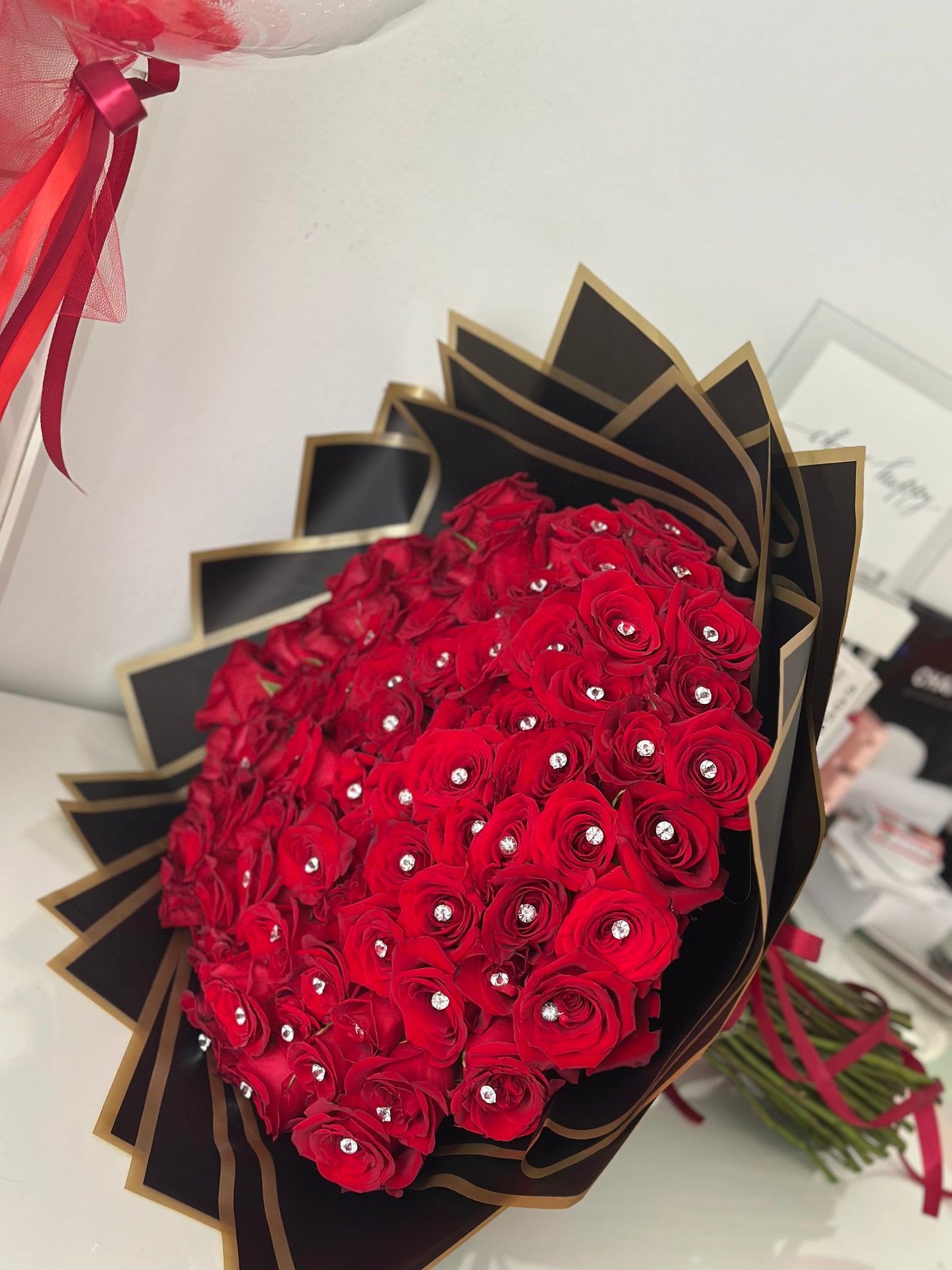 Paquete de Ramo de Rosas Swarovski y Globos | Regalo Exclusivo en Madrid