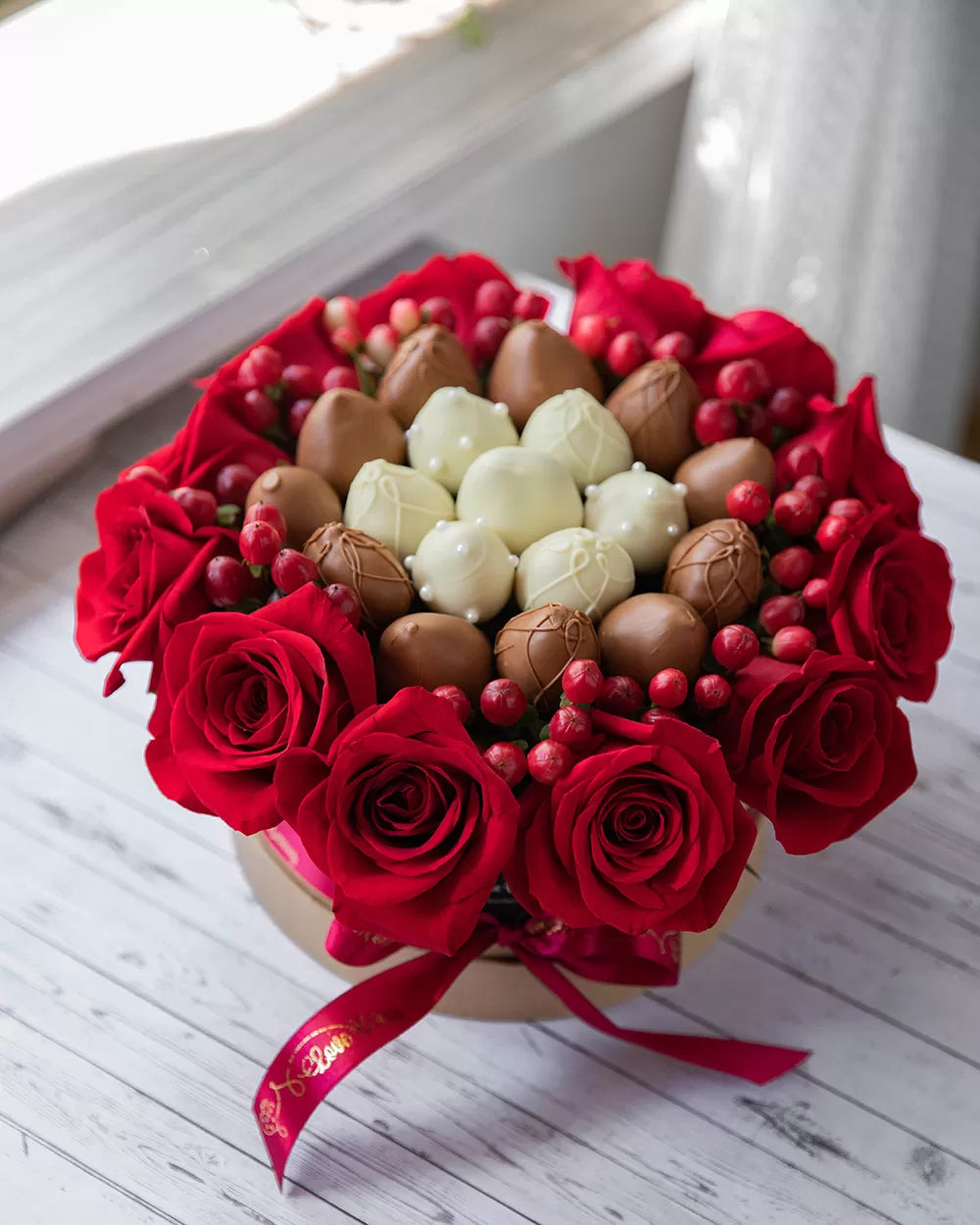 Caja mediana con fresas bañadas en chocolate y flores frescas