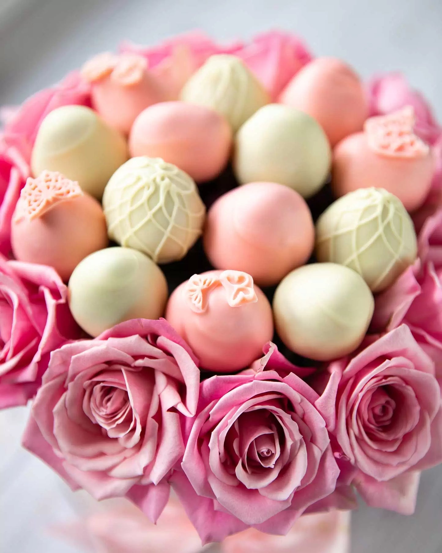 Caja mediana con fresas bañadas en chocolate y flores frescas