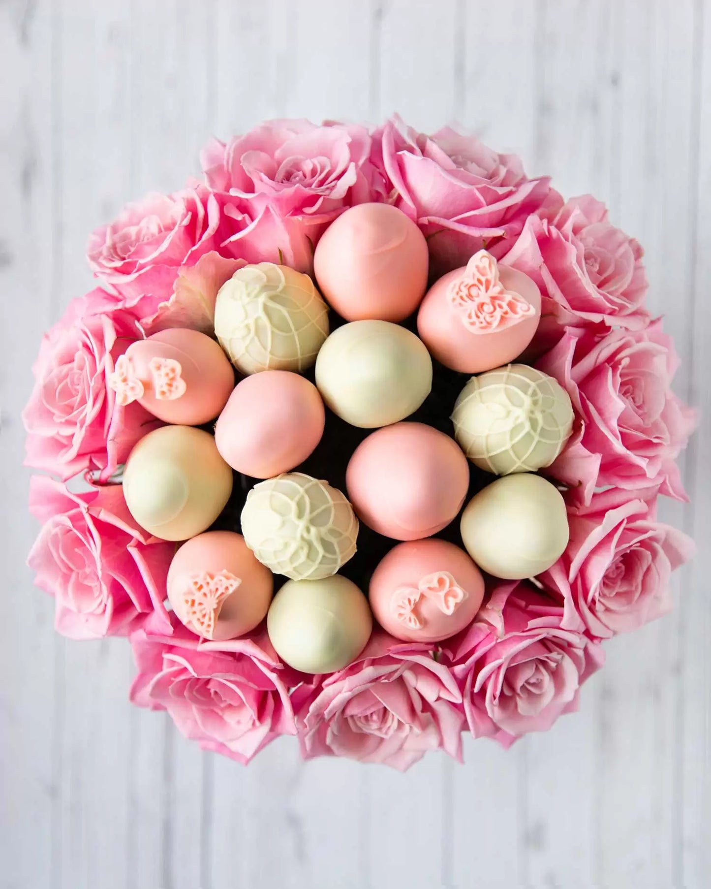 Caja mediana con fresas bañadas en chocolate y flores frescas