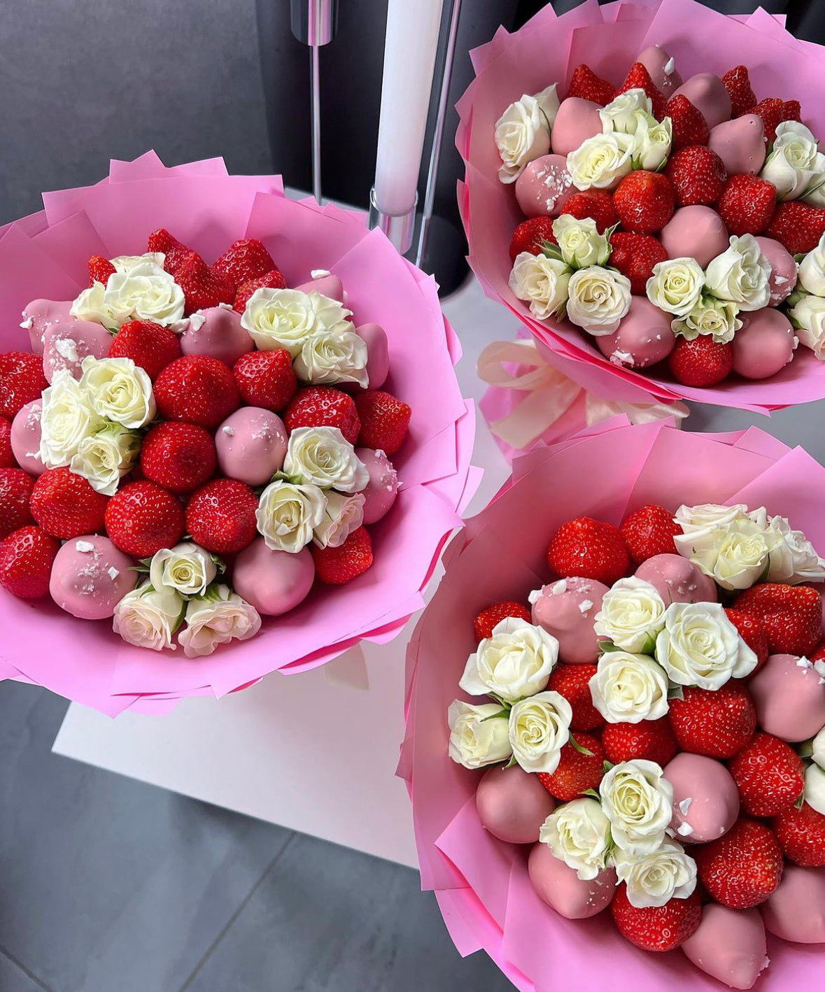 Ramo de fresas bañadas en chocolate y flores frescas