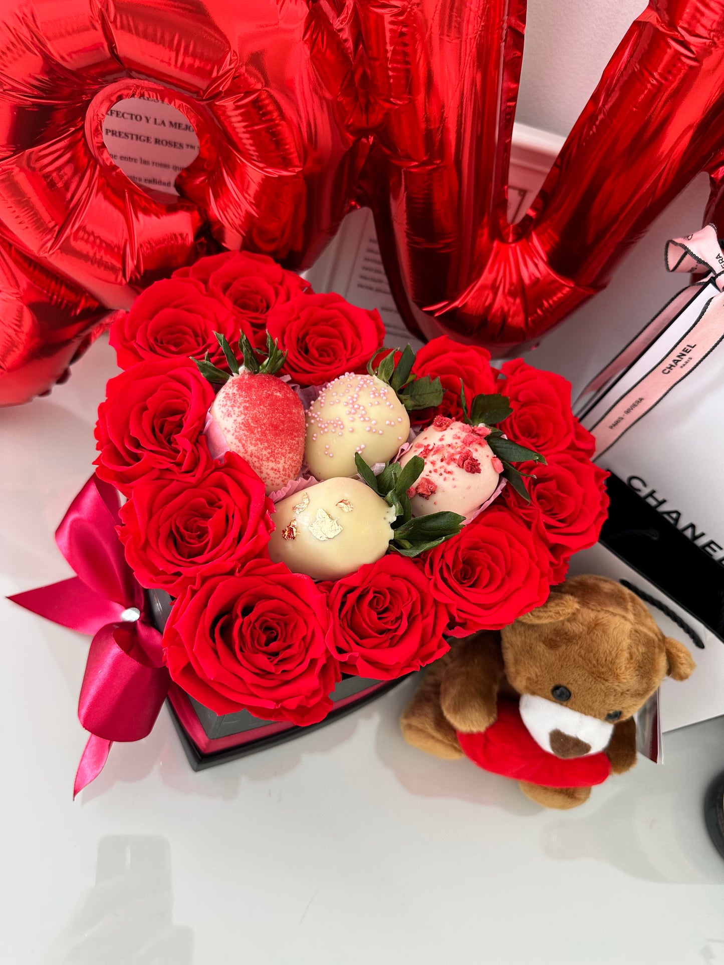 Caja de Rosas Frescas con Fresas cubiertas con chocolate