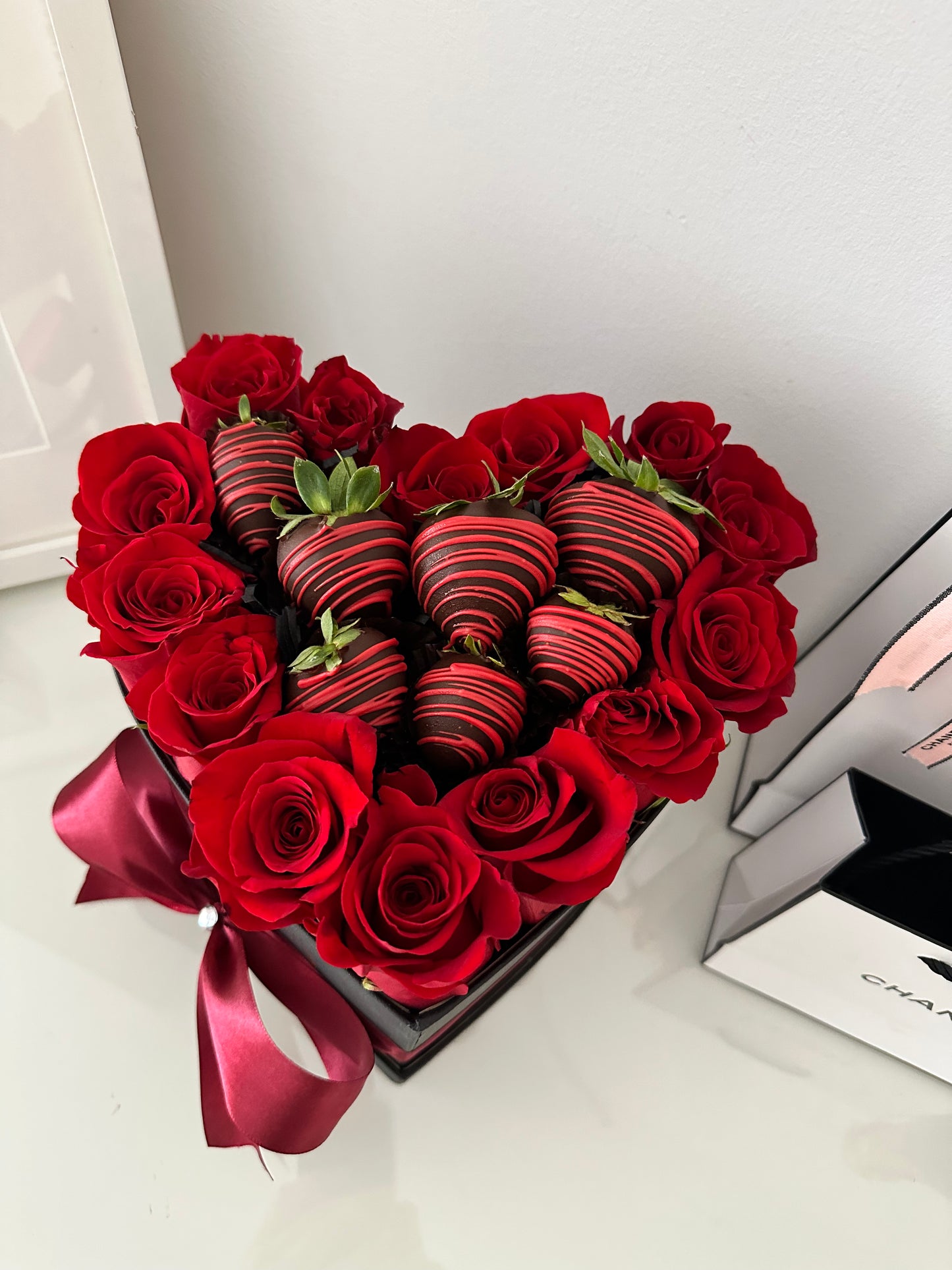 Caja de Rosas Frescas con Fresas cubiertas con chocolate