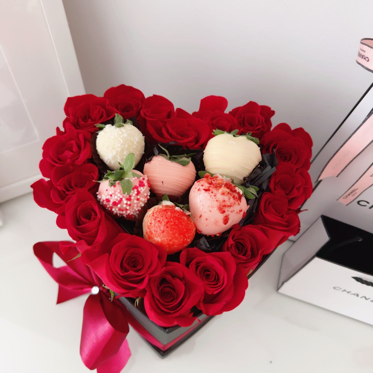 Caja de Rosas Frescas con Fresas cubiertas con chocolate