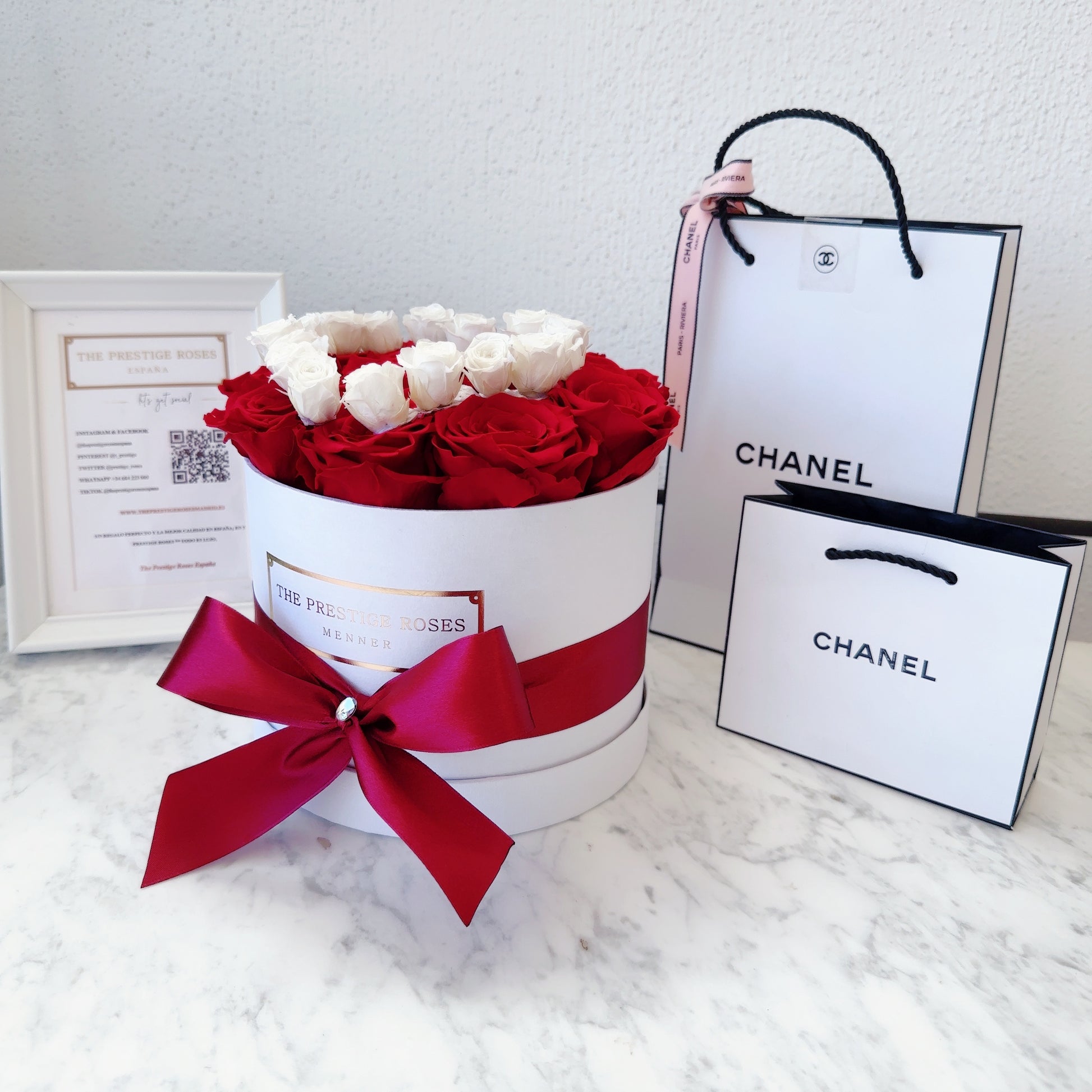 Servicio de entrega express de cajas con rosas frescas con personalización en Madrid, calidad y exclusividad garantizadas.