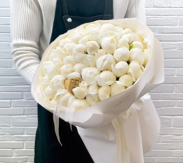 Bouquet de lujo con peonías blancas en plena floración, un regalo sofisticado para momentos inolvidables.