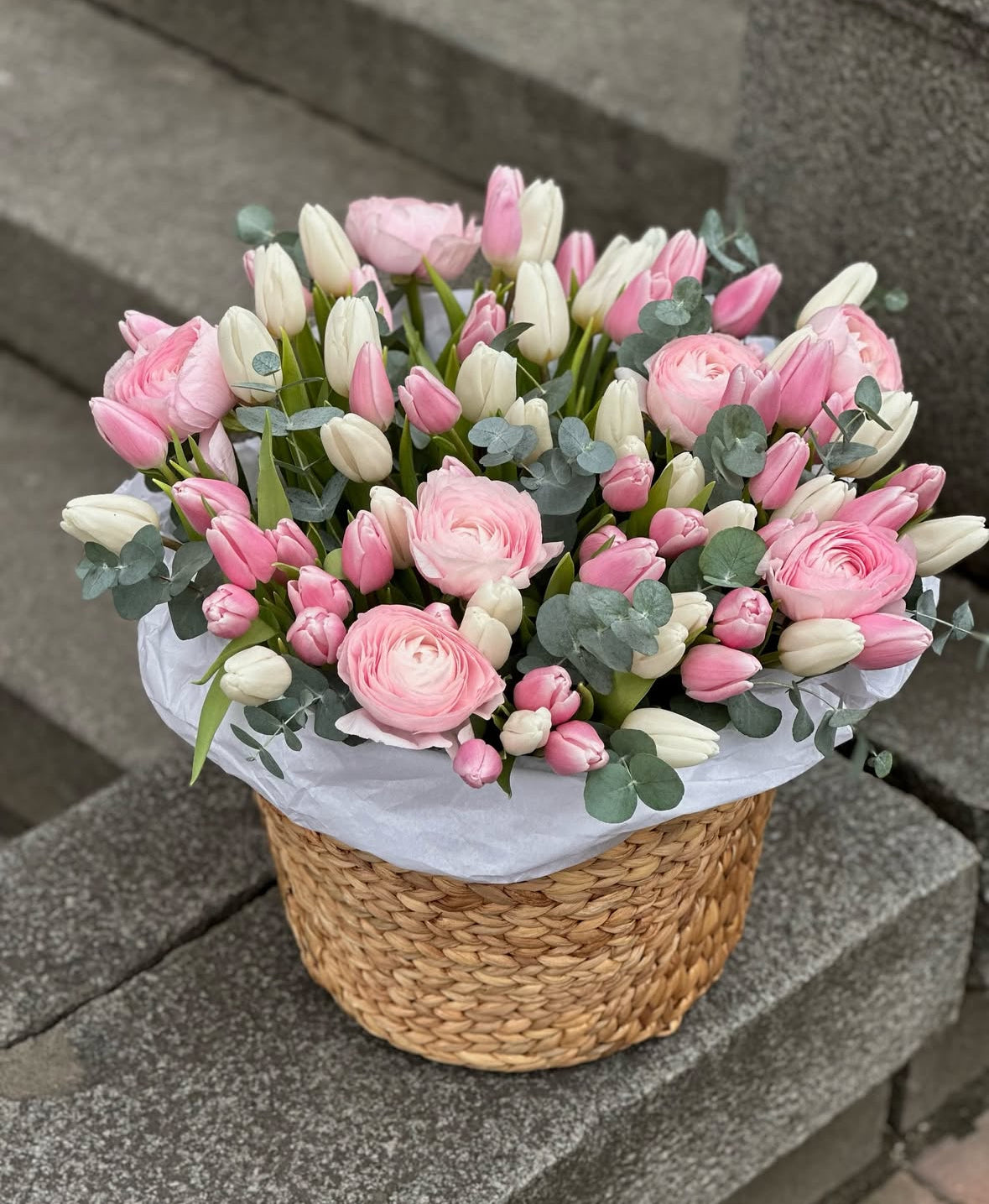 Regalo floral exclusivo con ranúnculos y tulipanes en Madrid