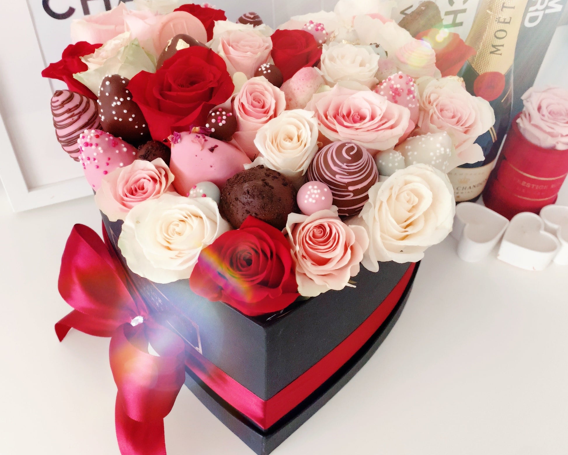 Caja de Rosas Frescas con Fresas cubiertas con chocolate | The Prestige Roses