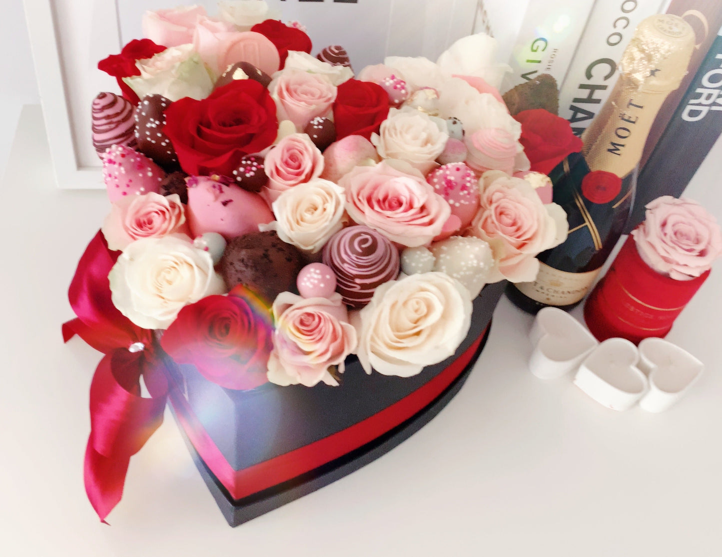 Caja de Rosas Frescas con Fresas cubiertas con chocolate | The Prestige Roses