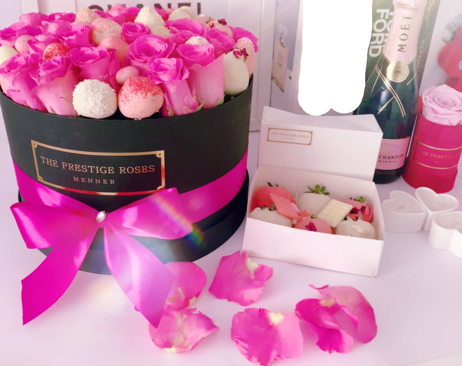 Caja de Rosas Frescas con Fresas cubiertas con chocolate | The Prestige Roses