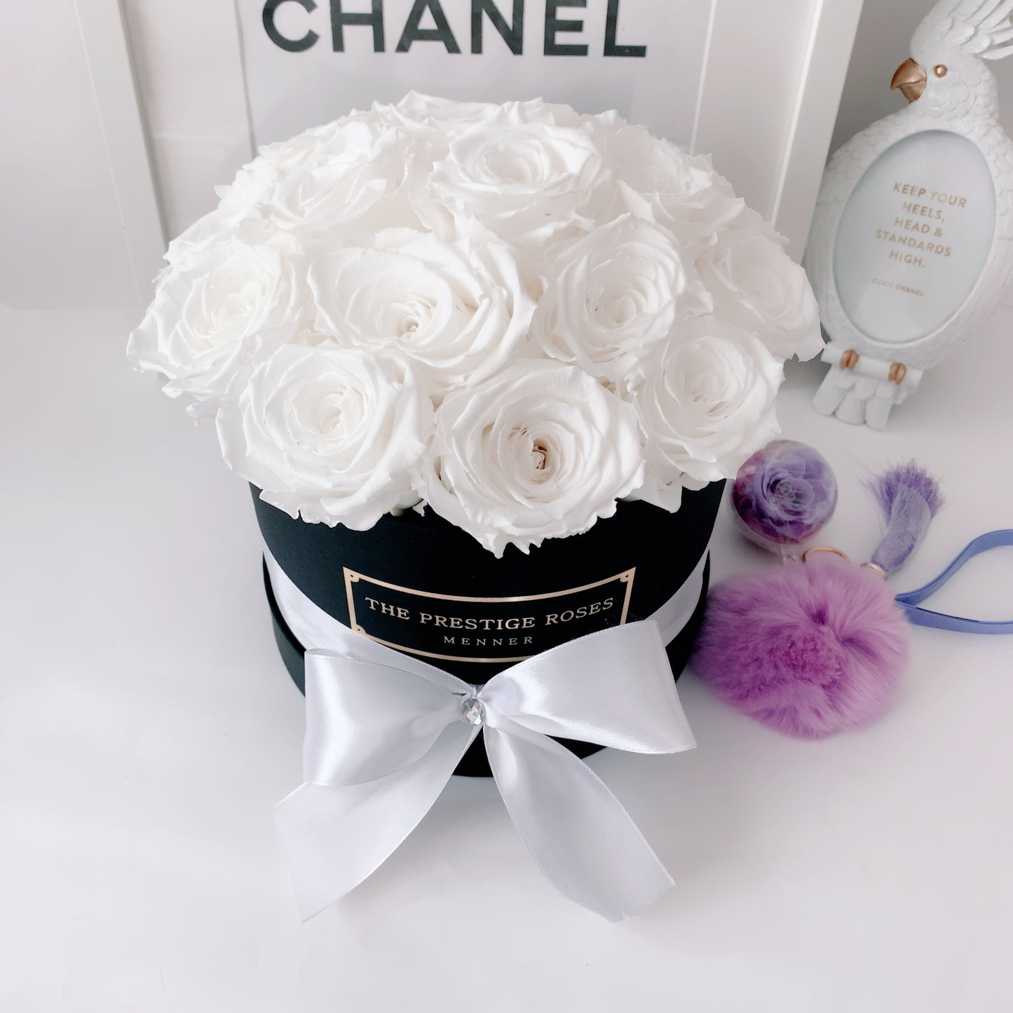 Caja de flores frescas  blancas con diseño en forma de cúpula, perfecta para regalos exclusivos.