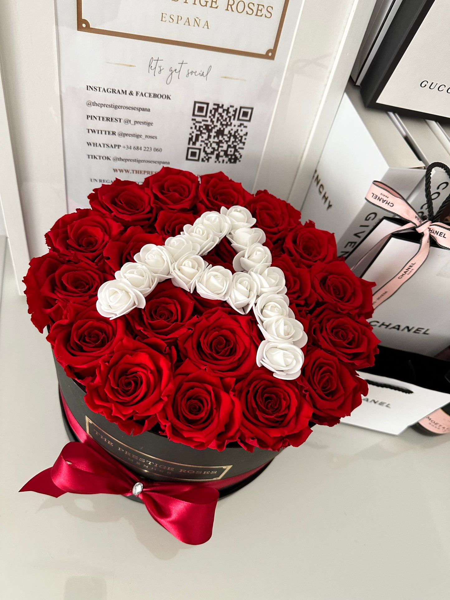 Arreglo floral de lujo con rosas frescas formando una inicial, ideal para regalos personalizados.