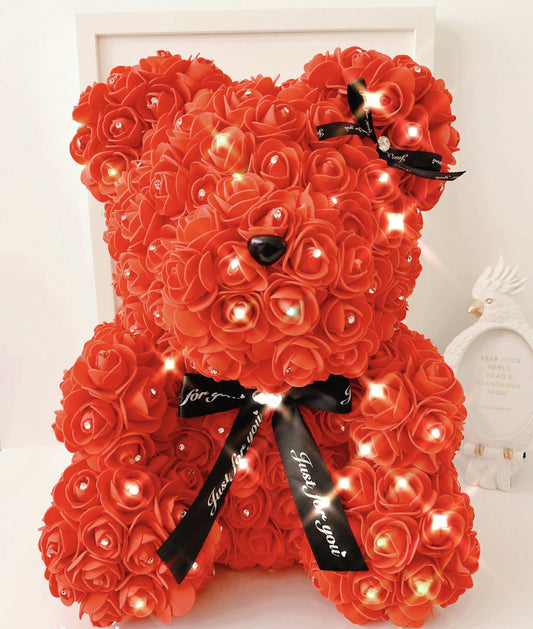 Oso de Rosas Rojo con Cristales Swarovski decorado artesanalmente por The Prestige Roses Madrid.