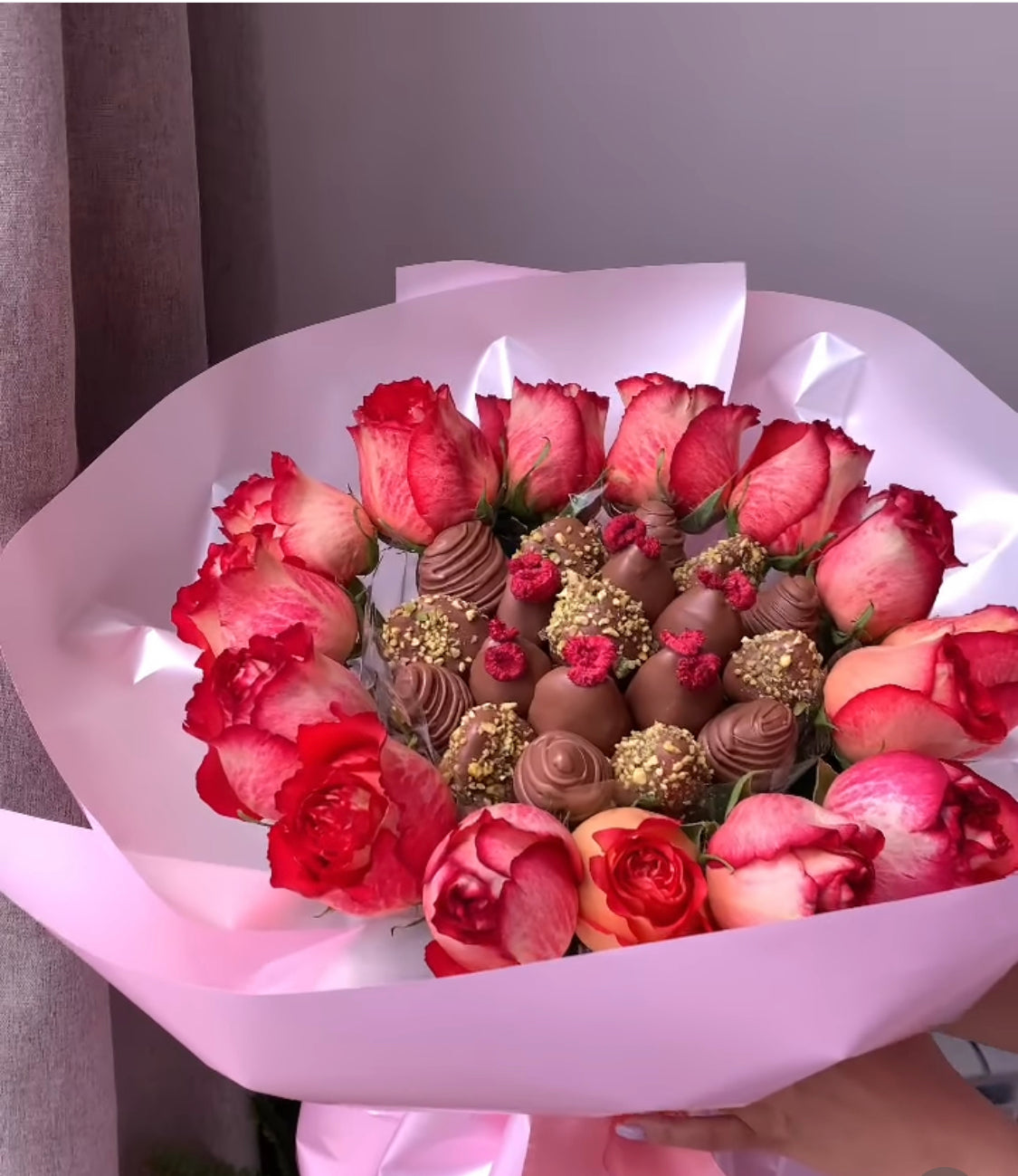 Ramo de Fresas bañadas en chocolate y rosas | The Prestige Roses