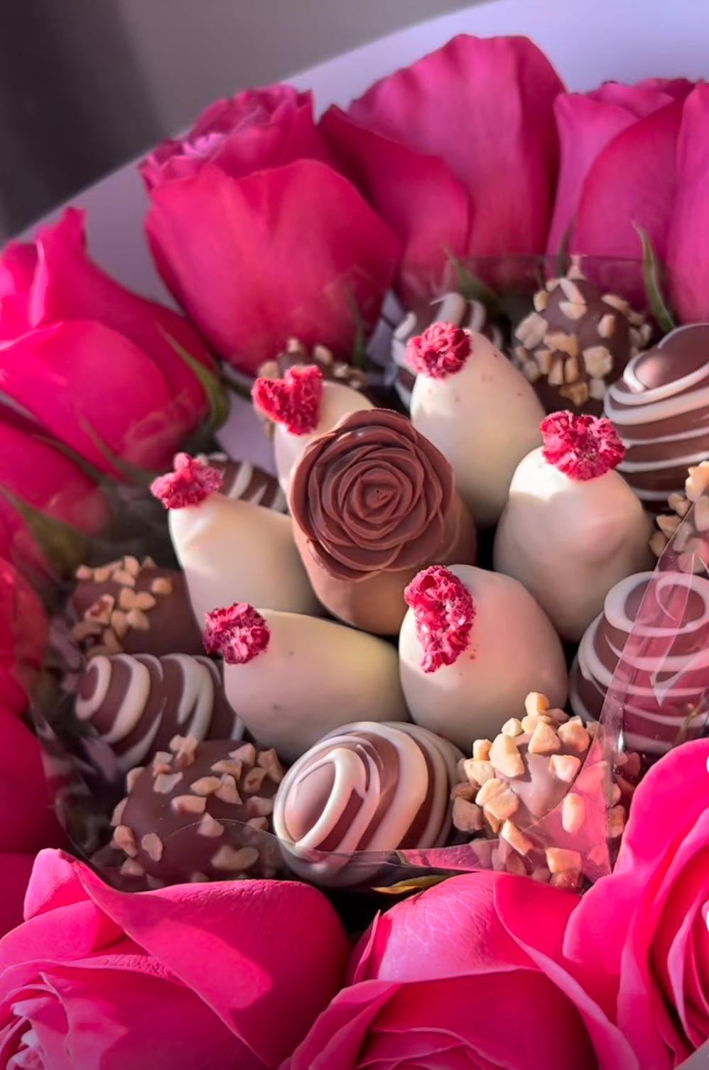 Ramo de Fresas bañadas en chocolate y rosas | The Prestige Roses