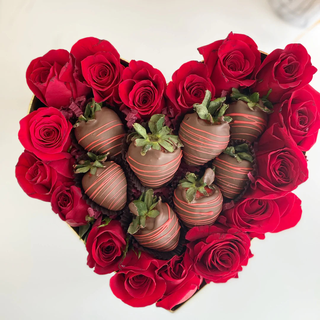 Caja Mediana de Rosas preservadas con fresas cubiertas con chocolate