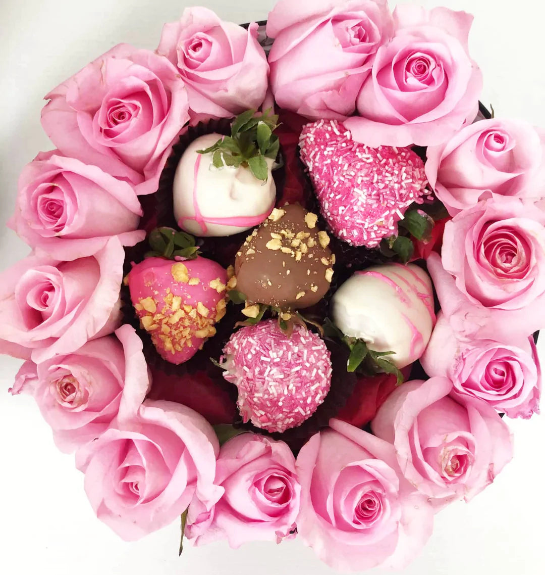 Caja Mediana de Rosas preservadas con fresas cubiertas con chocolate